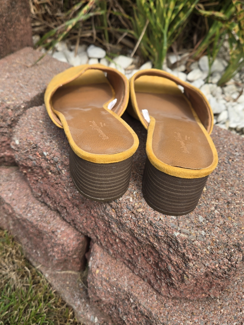 Universal Thread Mustard Yellow Suede Open Toe Block Heel Mule Sandals Size 8 - Picture 3 of 5